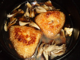 焼きおにぎり和風きのこだし茶漬け