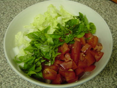 白菜・トマト・バジルのサラダの写真