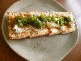 油不要★豆腐を焼いて♬とろろ昆布のせ☆