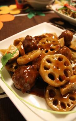 豚小間でギュッとお団子にした黒酢の酢豚