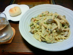 ベーコンとキノコのアボカドクリームパスタ