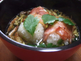 ベーコンと野沢菜おにぎりのスープ飯