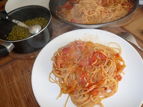 簡単!カニカマ入りトマトソースパスタ
