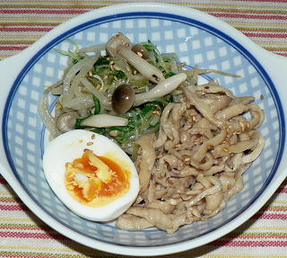 鶏皮と茹で野菜の中華ドレッシング和えの画像