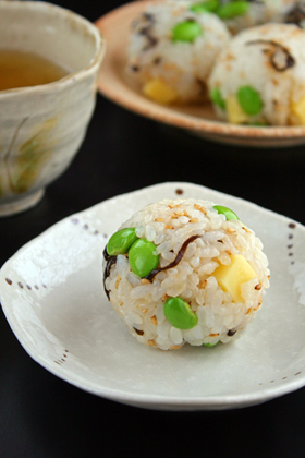 超簡単!「枝豆と塩昆布チーズのおにぎり」