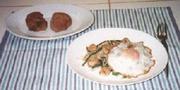 ヘルシー★海老えのき炒め 目玉焼きのっけの写真