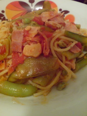 えんどうとベーコンのトマトソースパスタ