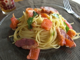 +トマトとハムとバジルの冷製パスタ+