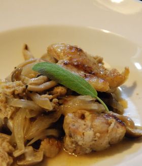 鶏肉のセージ風味の白ワイン煮
