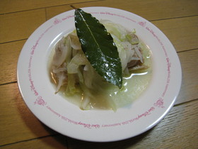 レンジで鶏もも肉と新玉ねぎの白ワイン蒸し