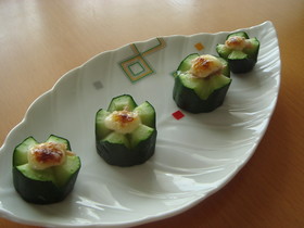 お弁当にもう一品。きゅうりでお花。