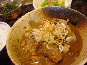 牛すじともつの味噌煮込み