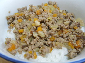 ご飯がすすむ!!肉みそそぼろ丼!