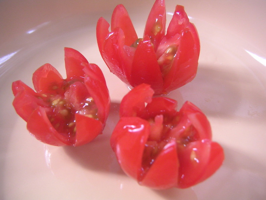 お弁当に♡ミニトマトのお花の画像