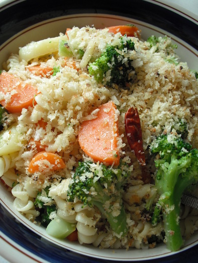 温野菜とマカロニのアーリオ・オーリオの写真