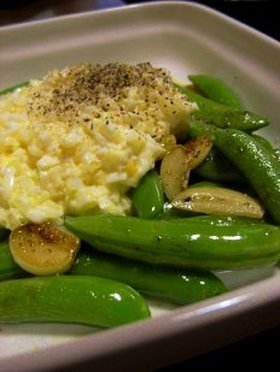 スナップえんどうニンニク炒めタルタルがけ