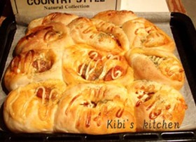 ウィンナーと玉葱のケチャップ炒めパン