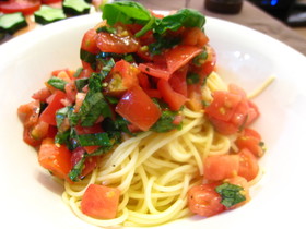 トマト・バジルの冷製パスタ
