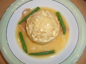 鶏ミンチのせ、新タマネギのスープ煮