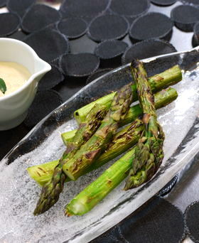 焼きアスパラ、にんにくオイマヨソースで