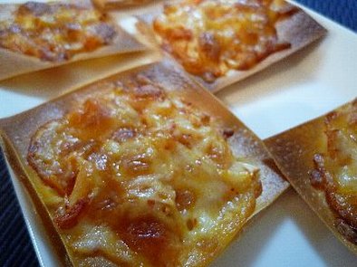 シュウマイの皮のキムチーズピザの写真