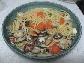 フレッシュトマトとアサリのパスタ