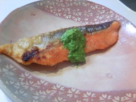 鮭のムニエルバジルソース