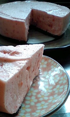 卵白消費☆ふわふわレア苺ヨーグルトケーキ