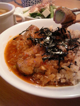 アボカドのロース巻きチリソース丼