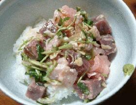 春っぽい色の洋風マグロ丼