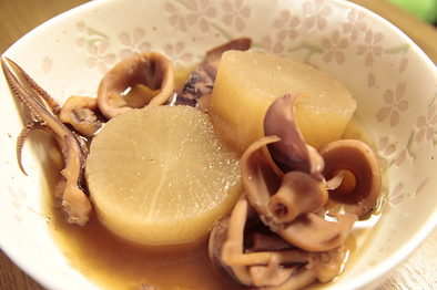 生姜で美味い☆大根とイカの煮物の写真