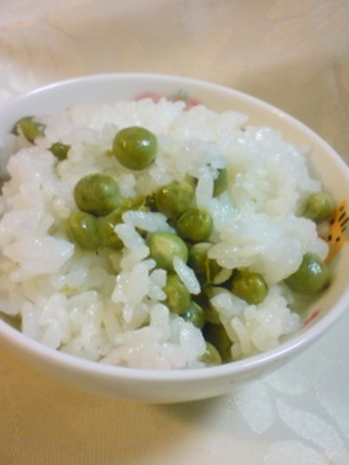 鮮やかグリーンの豆ご飯の写真