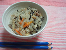 シンプルな味と定番の具材で炊き込みごはん