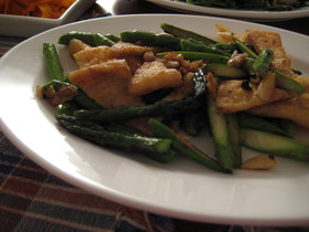 タイ風アスパラと油揚げの炒め物