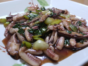 イカげそとチンゲン菜のめんつゆラー油炒め