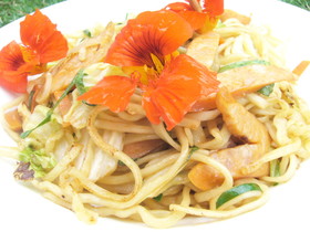 ナスタチウム入り焼きそば