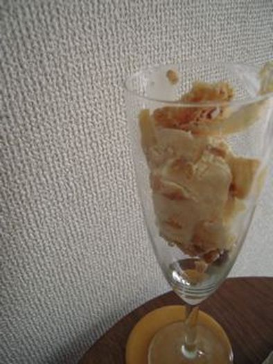 焼きリンゴとアイスクリームのデザートの写真