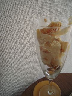 焼きリンゴとアイスクリームのデザートの画像