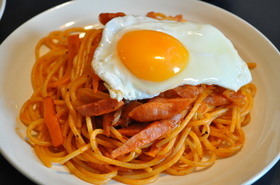 半熟卵をからめて美味!懐かし味ナポリタン