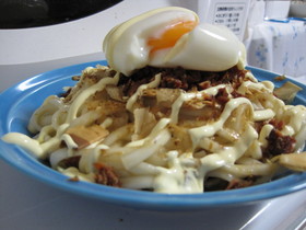 いつもと違う味でおいしいサラダうどん♪