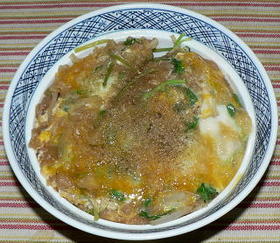 根三つ葉と天かすと卵で、三つ葉ハイカラ丼