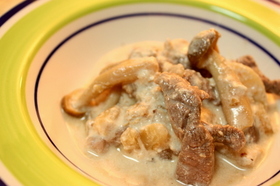 豚肉としめじのヨーグルトソテー