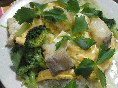 湯葉と白身魚の野菜とろみ餡オムライスの写真