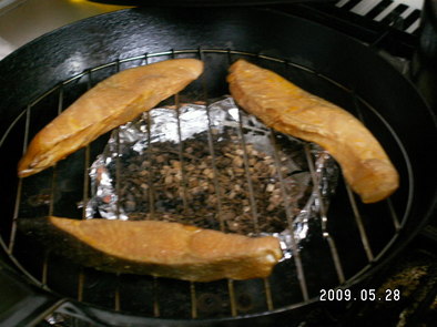フライパンで鮭の燻製の写真
