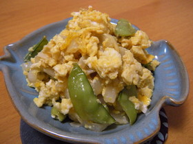 お弁当の彩りに♪きぬさやと新たまの卵とじ