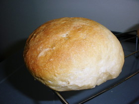 りんご果汁100%で捏ねてるパン