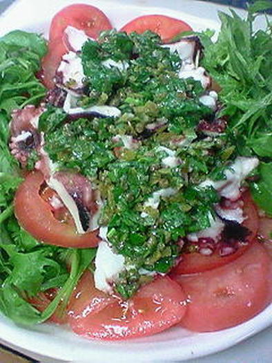 タコとトマトのサラダグリーンソースの写真