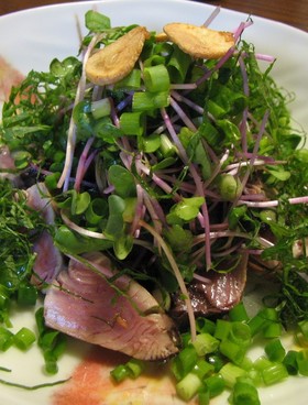 カツオのニンニクたたき香味野菜サラダ
