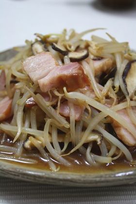 もやしとベーコンの甘酢炒め