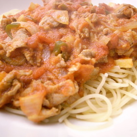 豚ばらと新玉ねぎのトマトソースパスタ